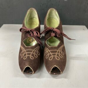1940’s Vintage Rosenbaum Brown Suede Peep Toe Shoes. Size 6 AAA